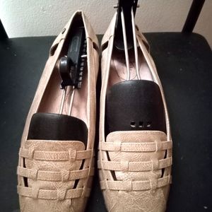 Tan flat shoe